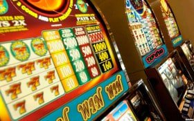 Antarmuka aplikasi mobile sultantogel menampilkan menu utama dengan pilihan permainan sepak bola, kasino live, dan slot